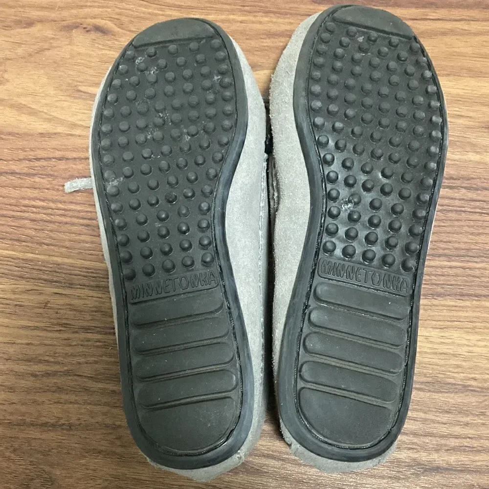 Minnetonka NWOT Children’s Thunderbird II Kilty Moccasin in Grey Suede. Size 5.